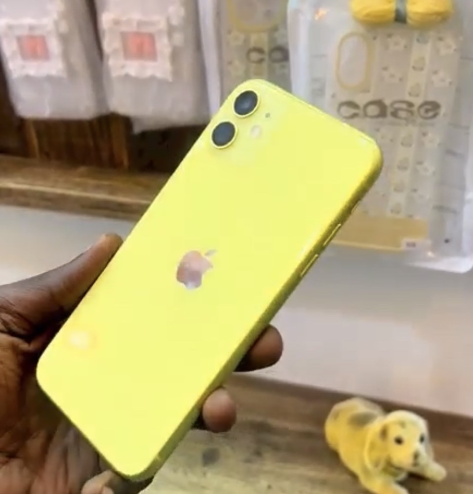 iPhone11 64GB ブラック バッテリー74％ （iPhone 11 64GB 74% Battery 