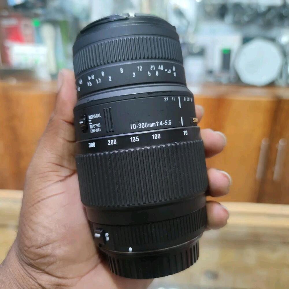 Sigma 70-300mm f/4-5.6 DG Macro Telephoto Zoom Lens for Canon SLR Cameras 