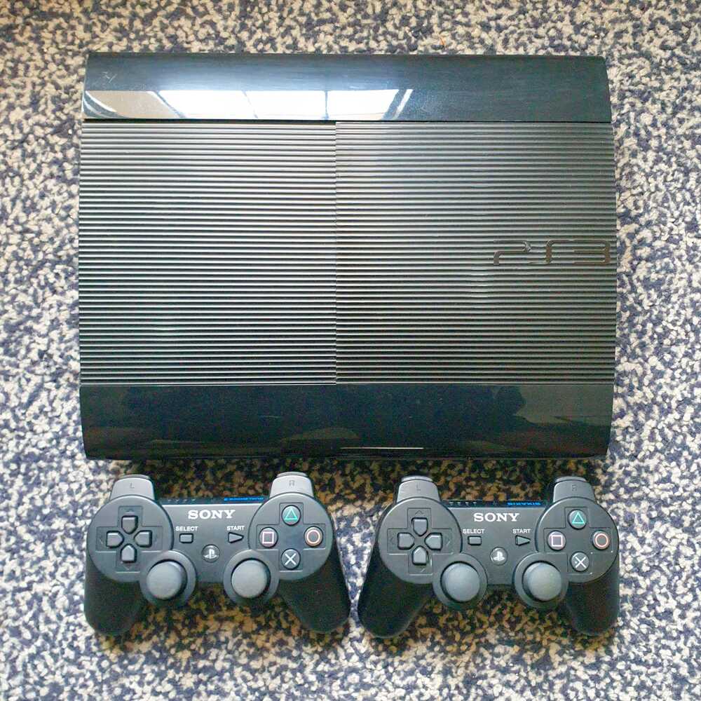 PS3 SUPER SLIM 20 GAMES 2 CONTROLLERS | Kupatana