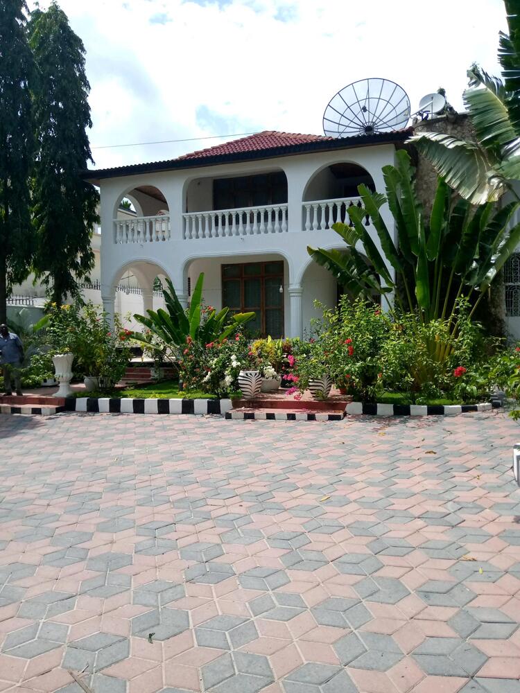 5 Bedroom House at Oyster bay. Kupatana