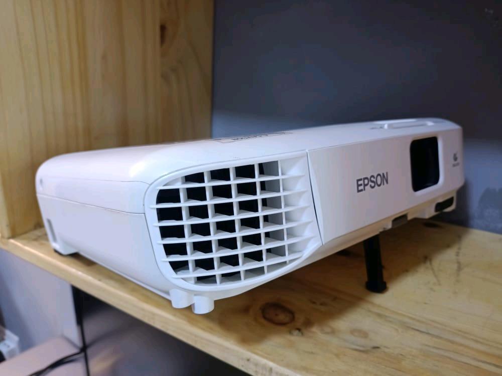 Epson eb-s05 3lcd 3200 lumens projector | Kupatana