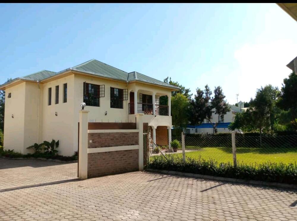 OUTSTANDING 5 BEDROOMS HOUSE IN USA RIVE Kupatana