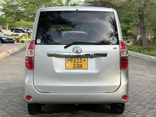TOYOTA NOAH NEW