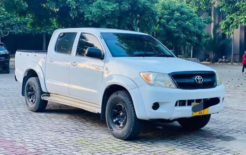 Inauzwa Toyota Hilux 