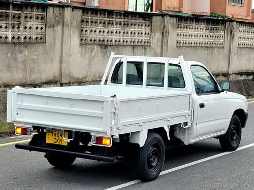 NAUZA TOYOTA PICK UP 