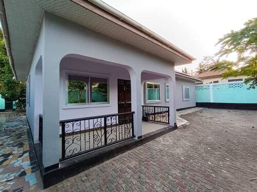 Mwenge 2room safi sana