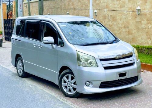 Toyota Noah bei sawa na bure