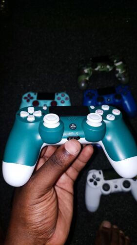 PLAYSTATION 4 game pad