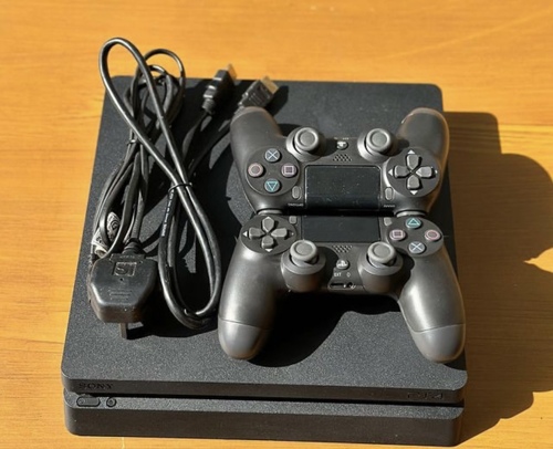 PlayStation 4 Slim 