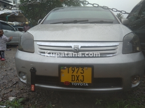 Toyota Raum inauzwa