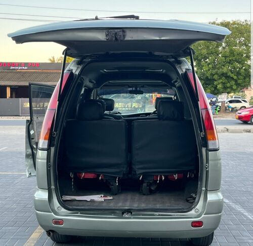 Toyota Noah SR40 inauzwa