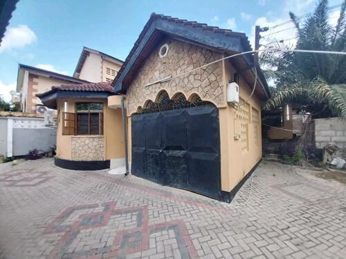 Four 4⃣ bedroom house for rent