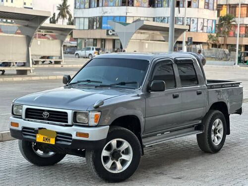 Inauzwa Toyota Hilux