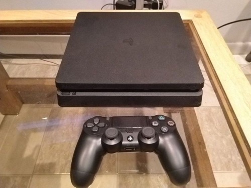 PS4 SLIM + GAMES + TWO ORGINAL CONTROLLERS