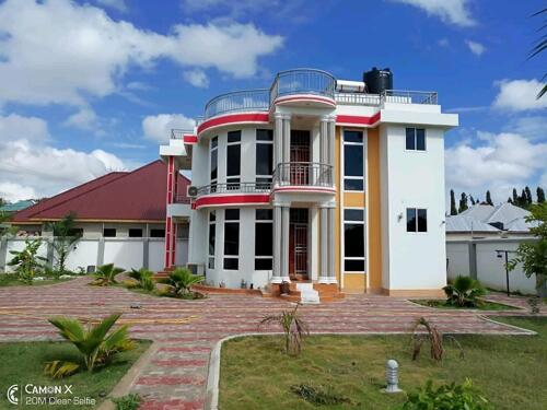 Specious 4 bedrooms house for rent at Boko