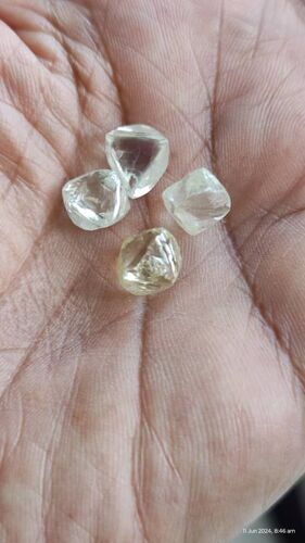 4 RAW DIAMONT CRYSTALS IN DAR