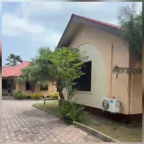 6 BDRM HOUSES IN A COMPOUND 