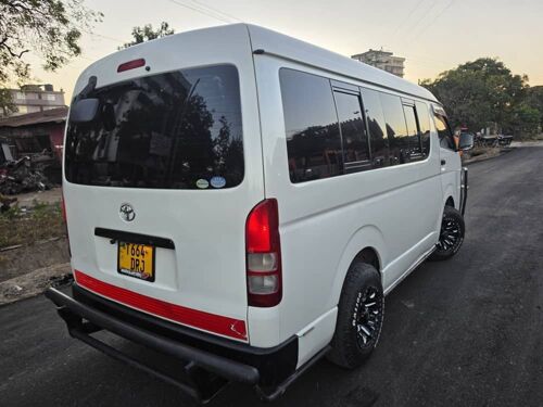 Hiace quantum 2tr Petrol 