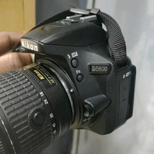 Nikon D5600 NA LENS 18-55MM 