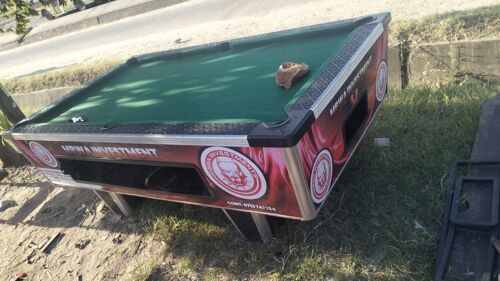 Pool table 