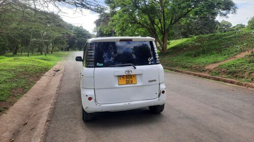 Toyota sienta nzuri bei rahisi