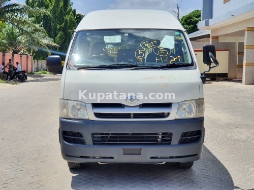 TOYOTA HIACE QUANTUM VAN
