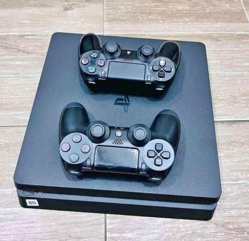 PS 4 slim ,2 controllers