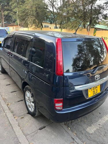 Toyota ISIS 