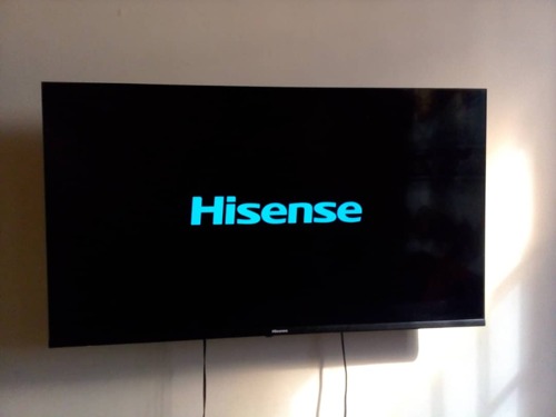HISENSE TV 43' INCHES