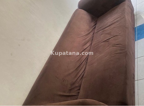 SOFA SET MOJA LA WATU WATATU JINGINE WAWILI NA PUFF YAKE