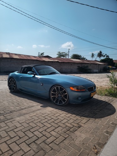 BMW Z4 INAUZWA NA BANK