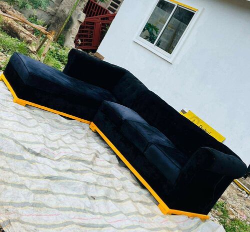 Nauza sofa iko katika hali nzu