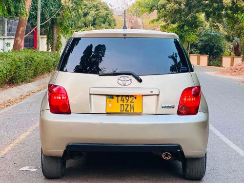Toyota e