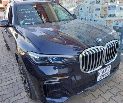 BMW X7 CHASES NUMBER 