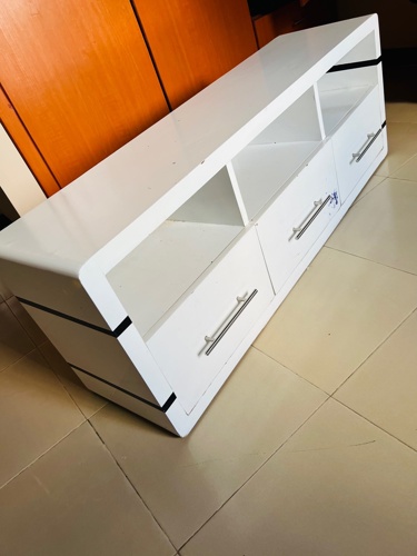 TV Showcase - 1 year Used