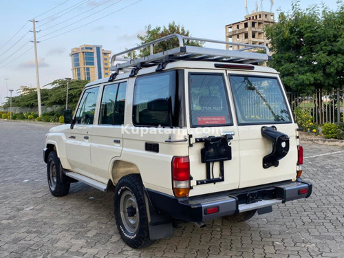 Toyota landcruiser LX 2014