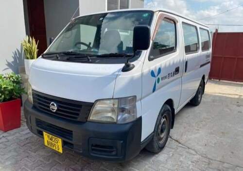 Nissan Caravan chases