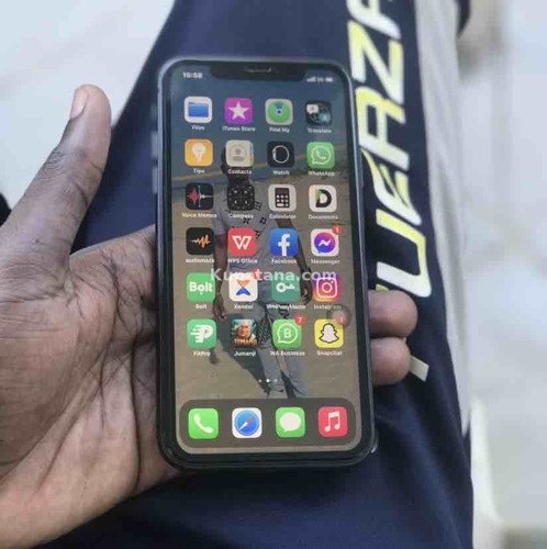 IPHONE 11 128GB IMENYOOKA NAUZA 1,250,000 NAKUPA NA KILA KITU