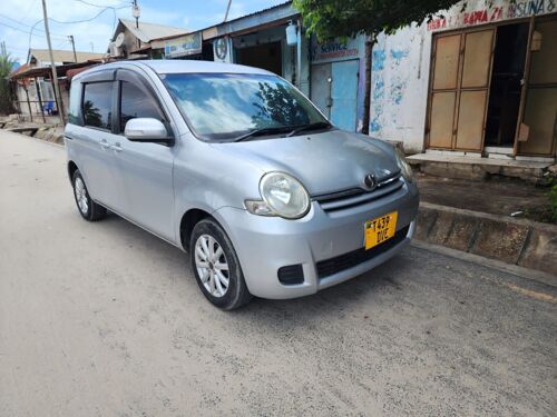 Toyota Sienta Year 2004