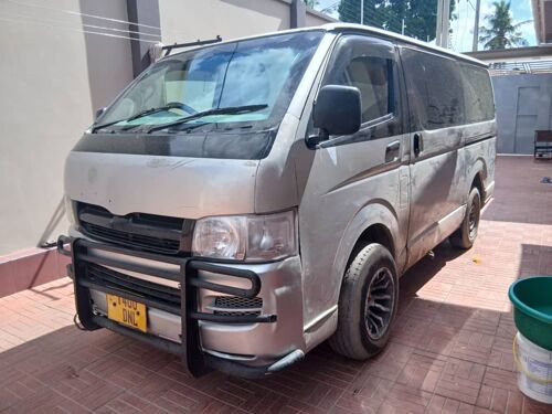 Hiace Quantum 2tr  Petrol