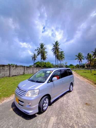 TOYOTA NOAH VOXY 2003