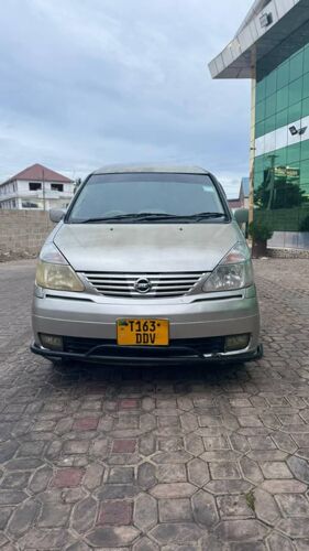 Nissan Serena.      2002