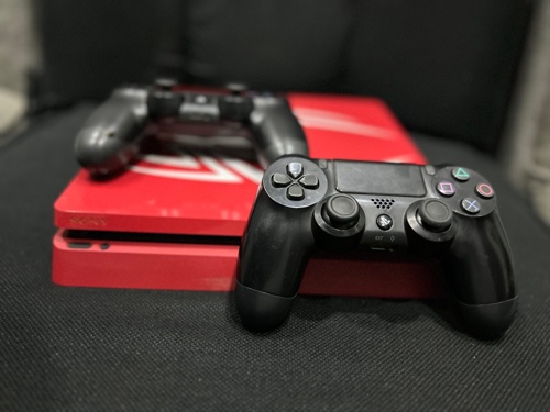 Ps4 Slim 1TB 2 Controllers