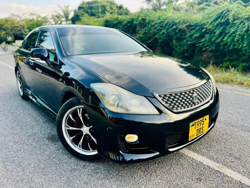 Toyota crown athletes 