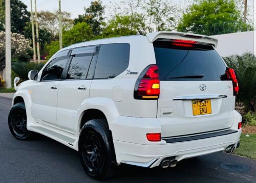 TOYOTA PRADO INAUZWA