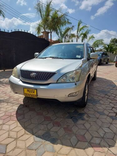 Toyota Harrier Chases