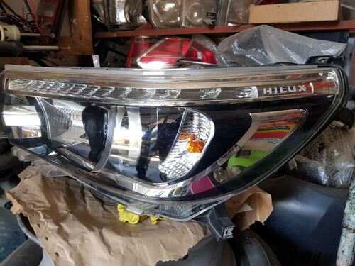 HILUX HEAD LIGHT 