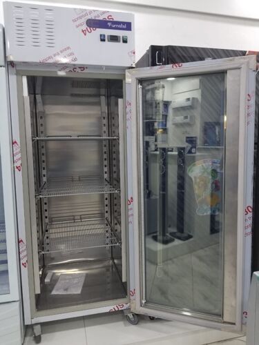 Show case upright friza