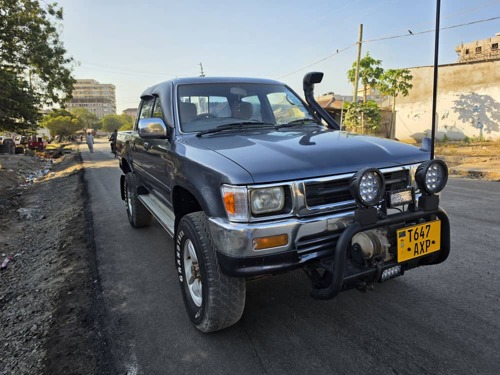 NAUZA TOYOTA PICK UP 