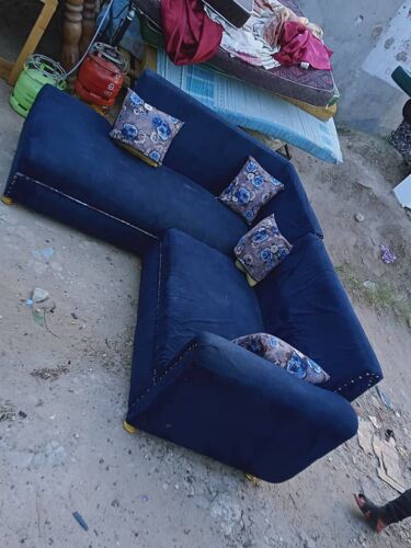 Sofa la kisasa la L ni imara 